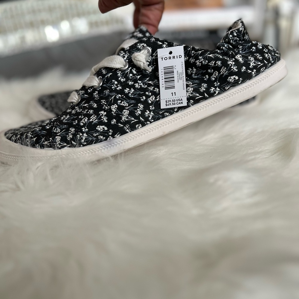 TORRID Riley Ruched Sneaker WW~NWT - Picture 8 of 13